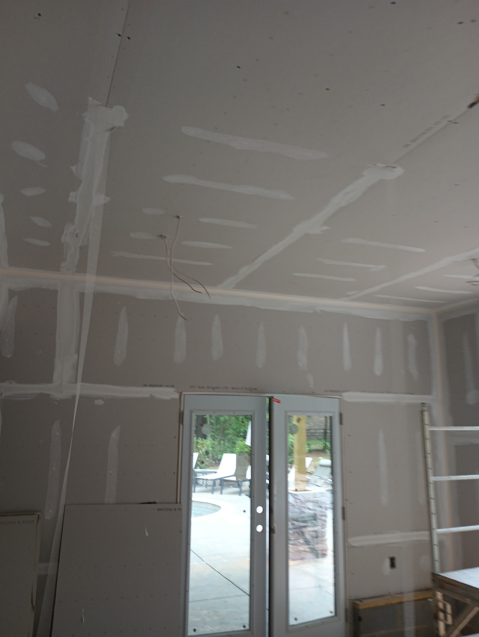 Large room drywall and ceiling finishing